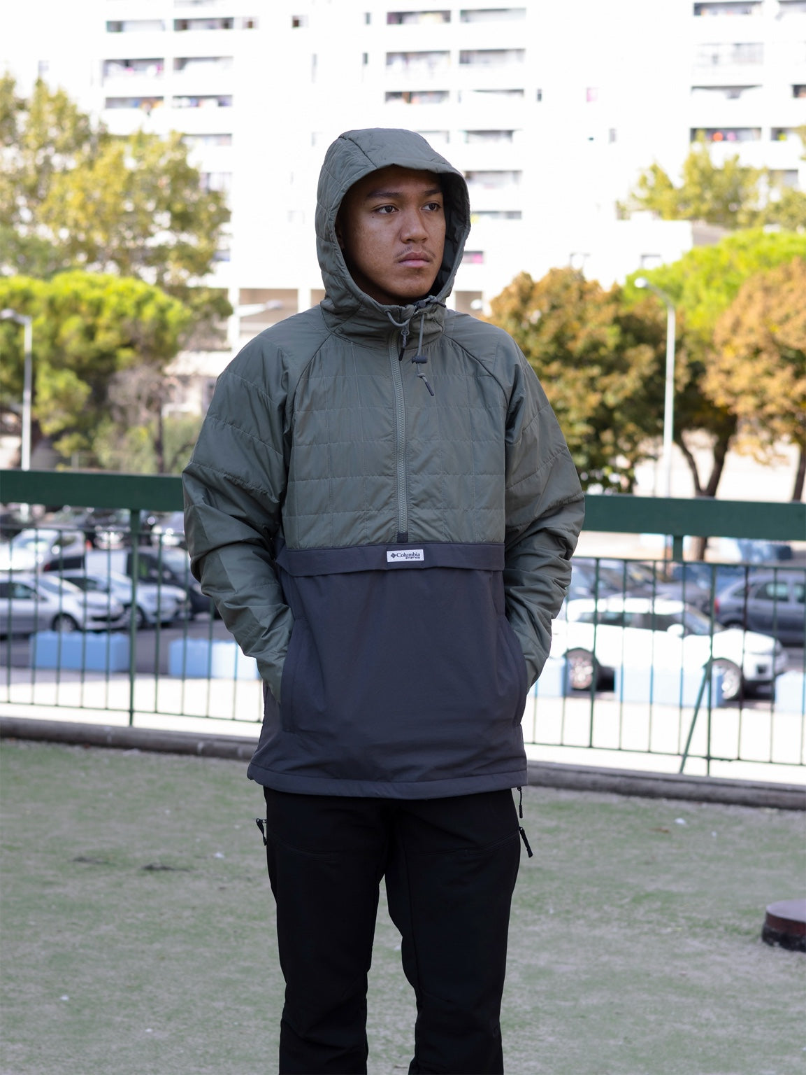 Anorak Columbia matelassé kaki et anthracite – vue d’ensemble avec capuche