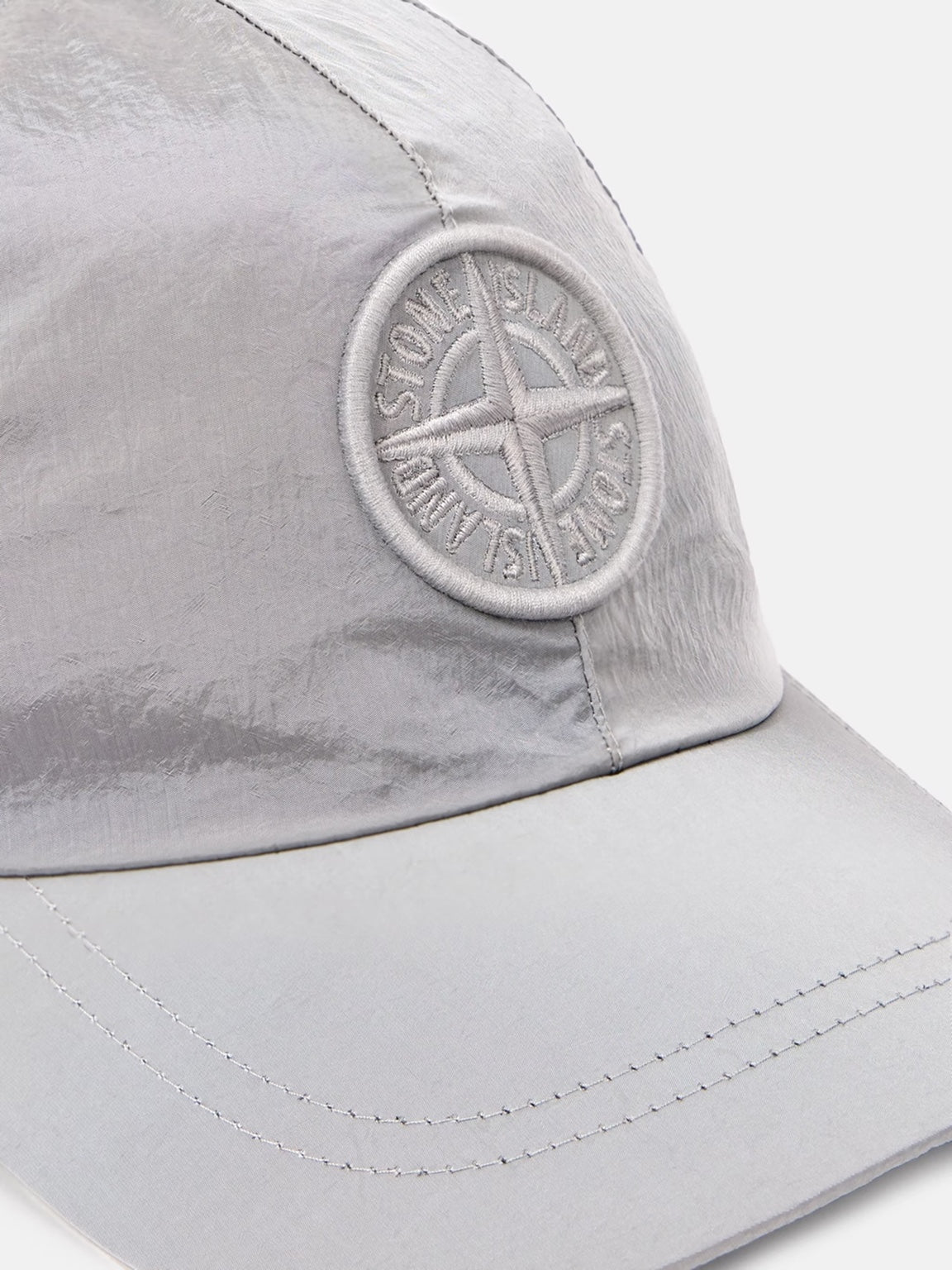 Logo Compass brodé ton sur ton